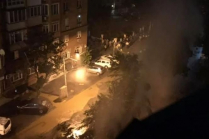 Стовп води до шостого поверху: у Києві на Подолі вночі прорвало тепломережу – відео