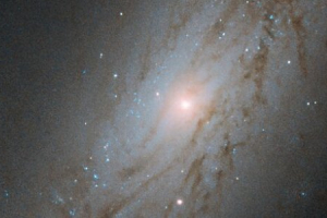 Hubble сфотографировал галактику, которая движется с потрясающей скоростью
