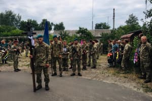 Армійця з позивним "Мир", під час евакуації якого загинув медик, провели в останню путь