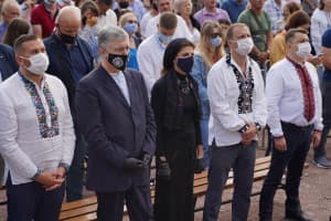 "Убежден, что Господь защищает Украину": Порошенко с супругой приняли участие в юбилейном Зарваницком паломничестве