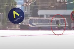 Поліцейському вдалося передати до захопленого в Луцьку автобуса воду для заручників