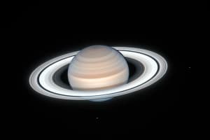 Прекрасный Сатурн в летнюю ночь: Hubble сделал завораживающее фото газового гиганта