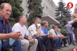 Три місяці без зарплати: медики Сміли вийшли на протест проти дій міської влади