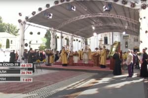 Священники та ОПЗЖ без масок і віряни з різних областей: як у Печерській лаврі святкували річницю хрещення