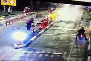 Вандал розтрощив в'їзд на Труханів острів у столиці на 300 тисяч гривень