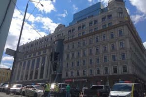 Бізнес-центр, який погрожують підірвати, повністю евакуювали