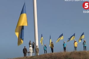 Над островом Хортиця підняли синьо-жовтий прапор майже на 100 метрів над Дніпром