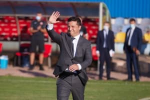У Кривому Розі на годину затримали футбольний матч, щоб Зеленський ударив по м'ячу