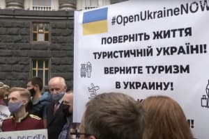 Запрет на въезд иностранцам: почему работники туристической отрасли протестуют под Кабмином – включение