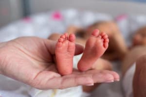 Як батьки передчасно народжених немовлят можуть отримати безоплатну допомогу