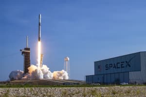 Проблеми з двигуном: стала відома причина падіння ракети-носія Falcon 9