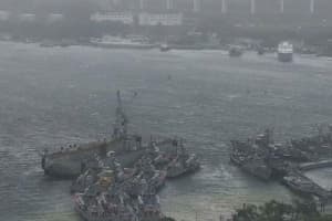 У Владивостоку під час шторму плавучий док понесло на субмарини ВМФ Росії – відео