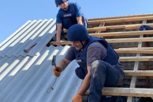 За 300 метрів до окупанта – як ДСНС відновлює пошкоджені від обстрілів будівлі біля лінії зіткнення