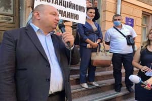 Батьки пікетують Чернівецьку ОДА через встановлення 