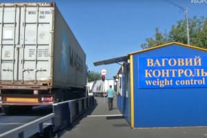 Круглосуточный весовой контроль грузовиков ввел Кабмин: как выявляют нарушителей – включение