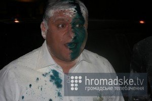 Добкіна в Києві облили зеленкою і обсипали борошном