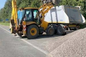 Під Львовом водій фури засипав трасу щебнем, щоб не платити за перегруз
