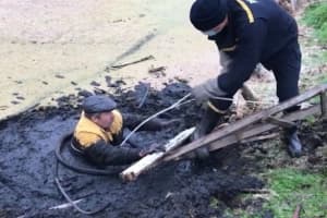 На Сумщині врятували чоловіка, якого по груди засмоктало в болото