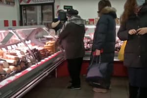 Відсутні маски та дистанція: як пройшла перевірка столичних закладів на дотримання карантинних вимог – включення