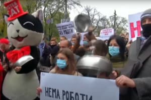 С кастрюлями и половниками: рестораторы и предприниматели вышли на акцию против карантина выходного дня – включение