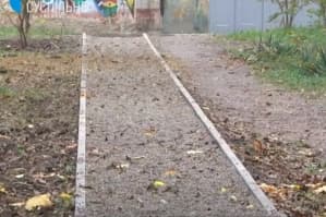 В Черновцах кандидат от "Слуги народа" забрал обещанную брусчатку, потому что за него не проголосовали