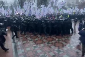 У Києві підприємці спробували штурмувати Верховну Раду – відео