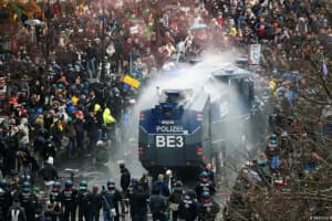 У Берліні проходить протест проти планів посилити карантин – поліція застосувала водомети і сльозогінний газ