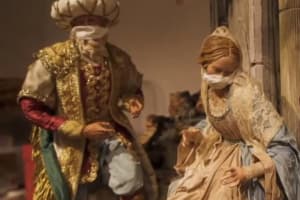 Діва Марія, Святий Йосиф та три царі у масках: як італійський скульптор підлаштував різдвяний мотив до цьогорічних подій