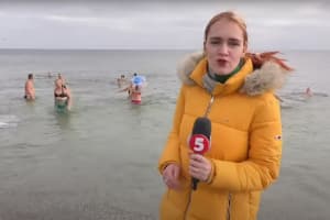 День моржа по-одеськи: як пів сотні людей влаштували карнавал із купанням у Чорному морі