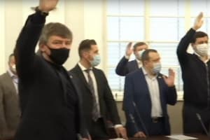 Без стульев, электронной системы и Садового: как во Львове провели первую сессию горсовета 