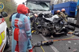 Смертельна ДТП під Уманню: легковик затисло між двома вантажівками
