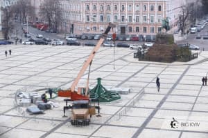 На Софійській площі в Києві почали встановлювати новорічну ялинку