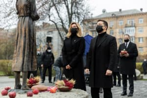 Зеленський разом з дружиною вшанували пам'ять жертв Голодоморів в Україні