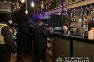 Нарушали карантин выходного дня: полицейские в Киеве составили почти 130 админпротоколов на предпринимателей
