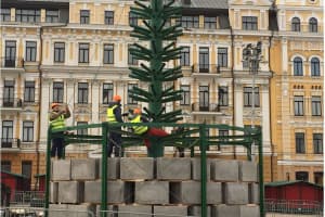 На Софіївській площі в Києві встановлюють головну ялинку країни
