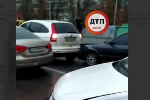 На столичном Русановском мосту перекрыли движение из-за ДТП с участием 6 авто