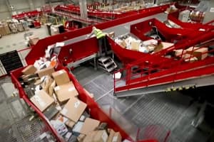 Пошта Бельгії потопає в коробках: через карантин у країні рекордна кількість онлайн-покупок