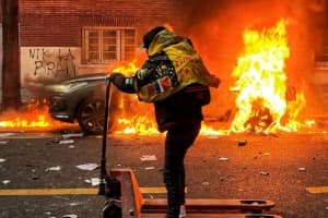 Разбитые витрины и горящие машины: во Франции идут масштабные протесты – причины