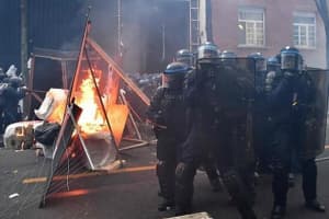 Під час вчорашніх протестів у Парижі затримали 64 демонстрантів