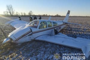 На Київщині впав літак – двоє людей отримали травми