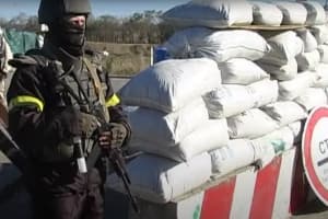 На Донбасі двоє цивільних намагалися проїхати через блокпост до бойовиків – сталася стрілянина