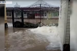У курортній Кирилівці вже тиждень вирує шторм, у воді опинилися десятки баз відпочинку