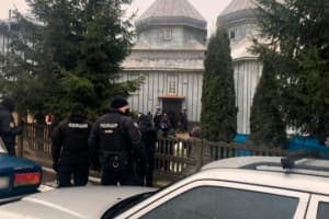 На Буковині представники РПЦвУ не пустили у храм вірян ПЦУ – перепалка переросла у штовханину