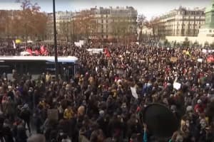 "Это нас очень беспокоит": в Париже происходят масштабные протесты против усиления карантина 