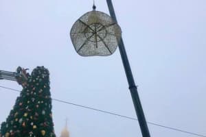 Замість капелюха – зірка: як у Києві прикрашають головну ялинку країни – включення