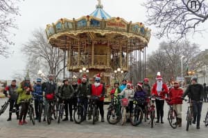 Замість саней – велосипед: в Одесі пройшов традиційний велопробіг в новорічних костюмах