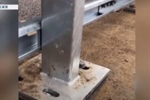 "И так сойдет": в Запорожье на открытии моста перед приездом Зеленского не прикрутили винты на поручнях