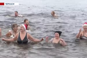 "Паломничество к проруби": в Черкассах пенсионеры начали 2021 год с заплыва по Днепру
