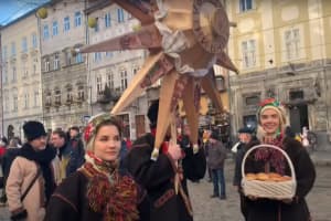 Із колядою, різдвяною зіркою та дідухом: як цьогоріч у Львові готуються святкувати Різдво – включення