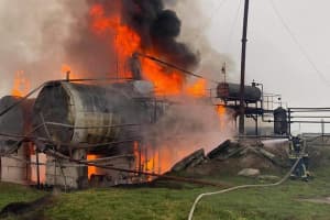 На Миколаївщині загорілася нафтобаза – вогонь приборкували  півсотні рятувальників